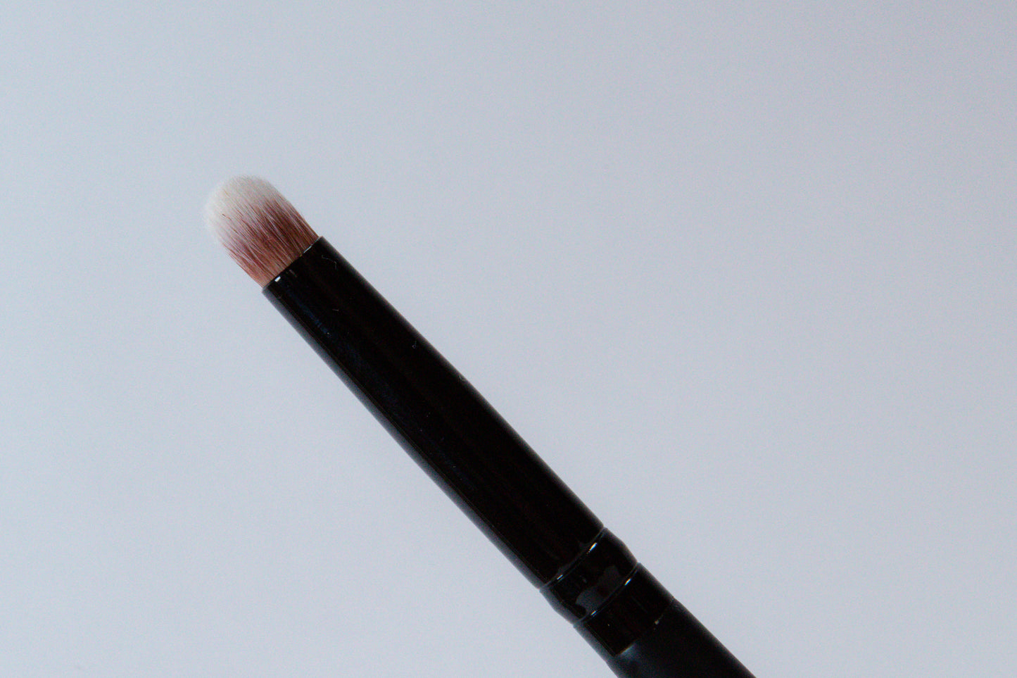 Small undereye corner brush