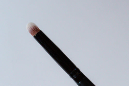 Small undereye corner brush